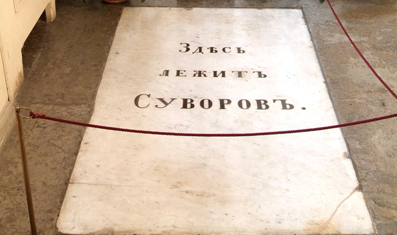 Прах суворова выкопали. Могила Суворова в Александро-Невской Лавре. Здесь лежит Суворов могила.