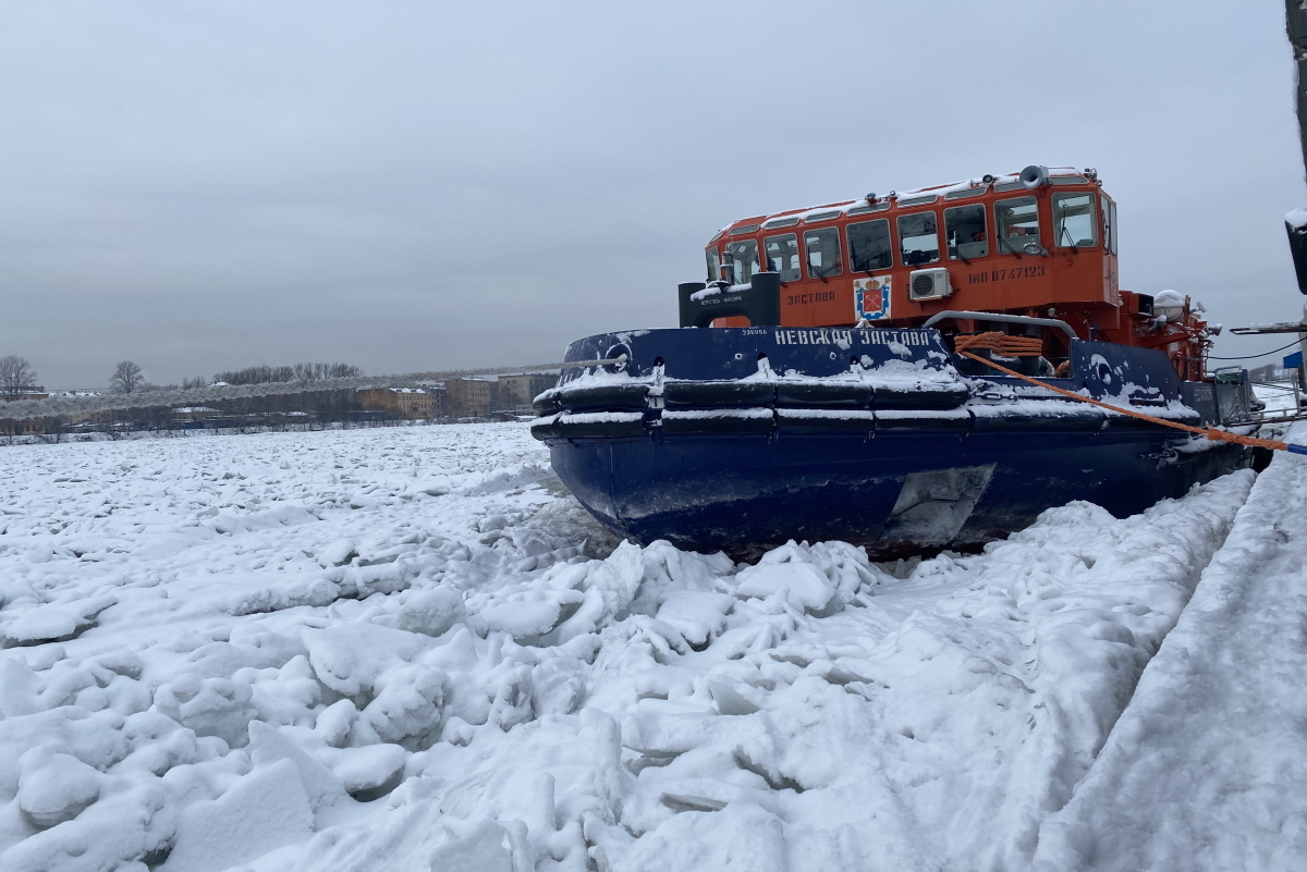 Военные ЗВО с помощью ледокола намерены предотвратить наводнения в Петербурге
