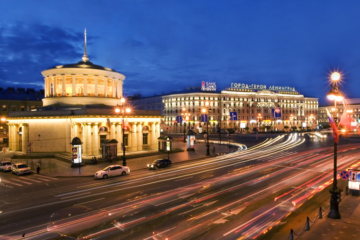 Площадь восстания санкт петербург. Площадь Восстания Санкт-Петербург вокзал. Ленинград город герой метро. Метро площадь Восстания Санкт-Петербург фото. Вечерняя площадь Восстания.