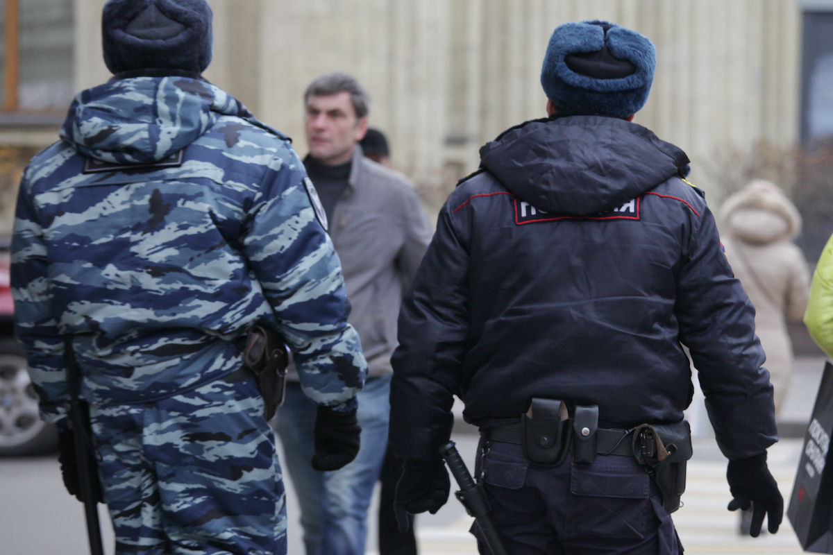 Трое мужчин и женщина задержаны в Петербурге по подозрению в грабеже