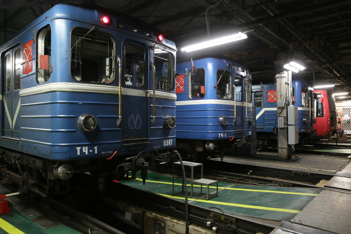 Троих неизвестных объявили в розыск за угрозу взорвать метро Петербурга