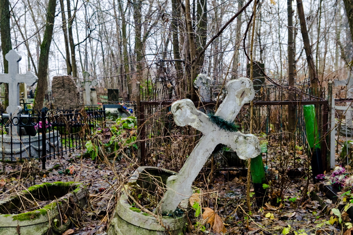 На петербургском кладбище неизвестный украл бюст с могилы