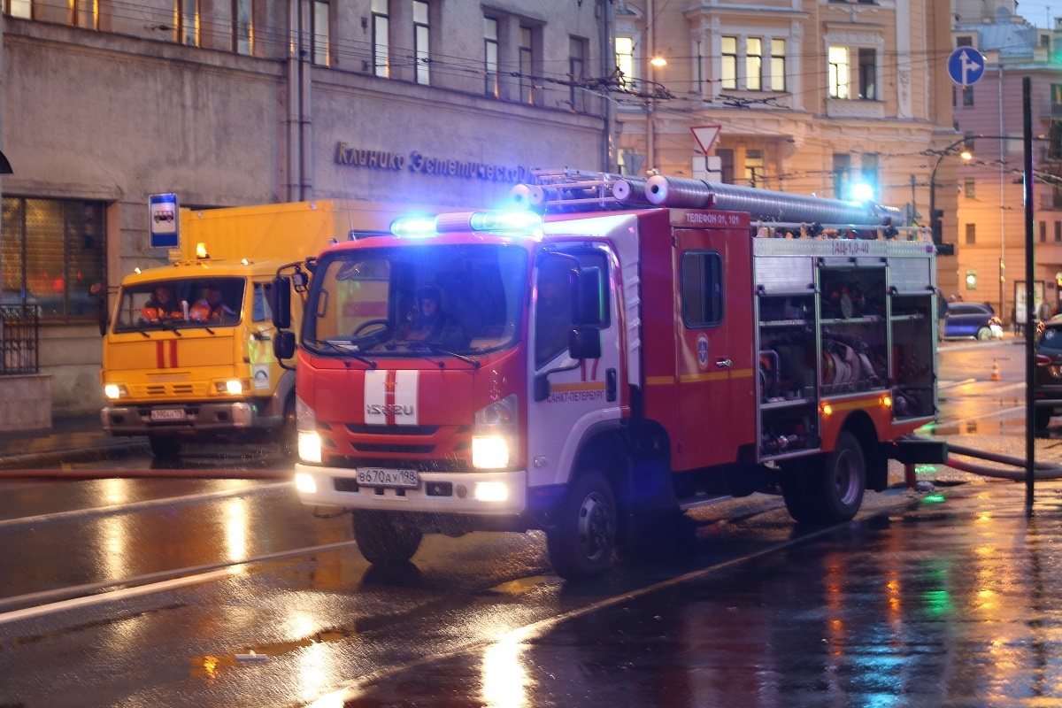 Пожар на московском шоссе сегодня спб. Пожар в Санкт-Петербурге на Витебском проспекте. Пожар на Невском проспекте сейчас. Пожар на Невском проспекте сегодня. Пожар в школе.