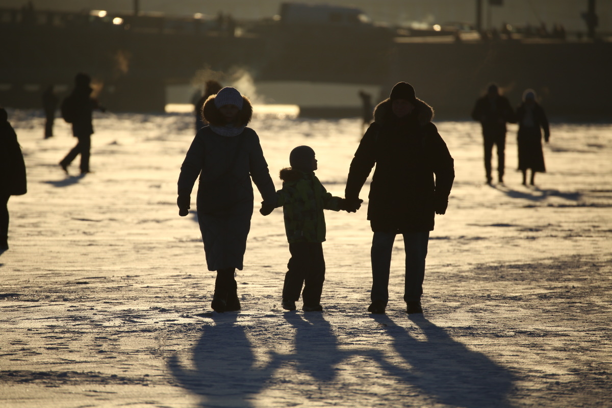 Люди в городе гуляют по льду песня. Как ребенка на улице 10 градусов в городе.