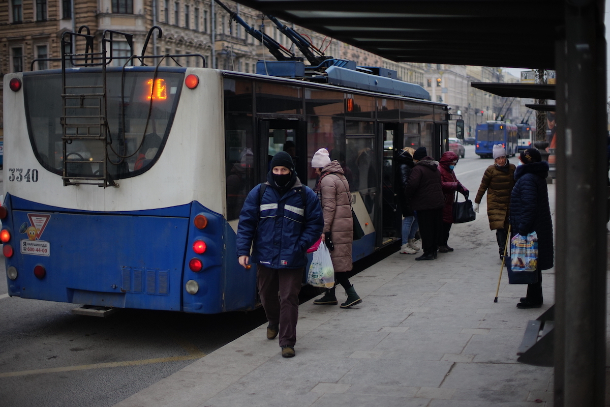 В Петрозаводск доставили 17 троллейбусов из Петербурга