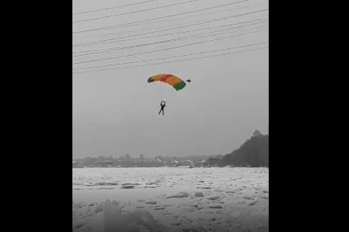 На юго-востоке Петербурга парашютисты прыгнули с многоэтажки в Неву