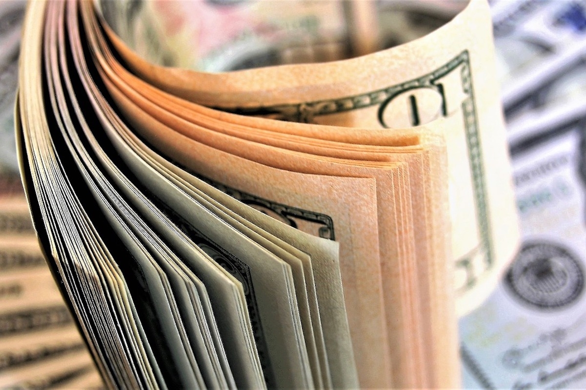 Аналитик Потавин посоветовал купить доллары на фоне возможного ослабления рубля