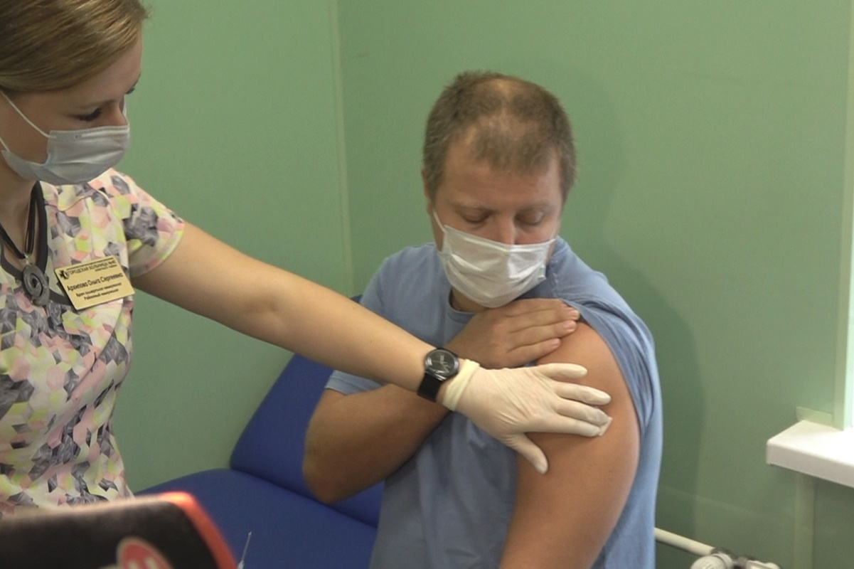 В комздраве объяснили медленные темпы вакцинации в Петербурге