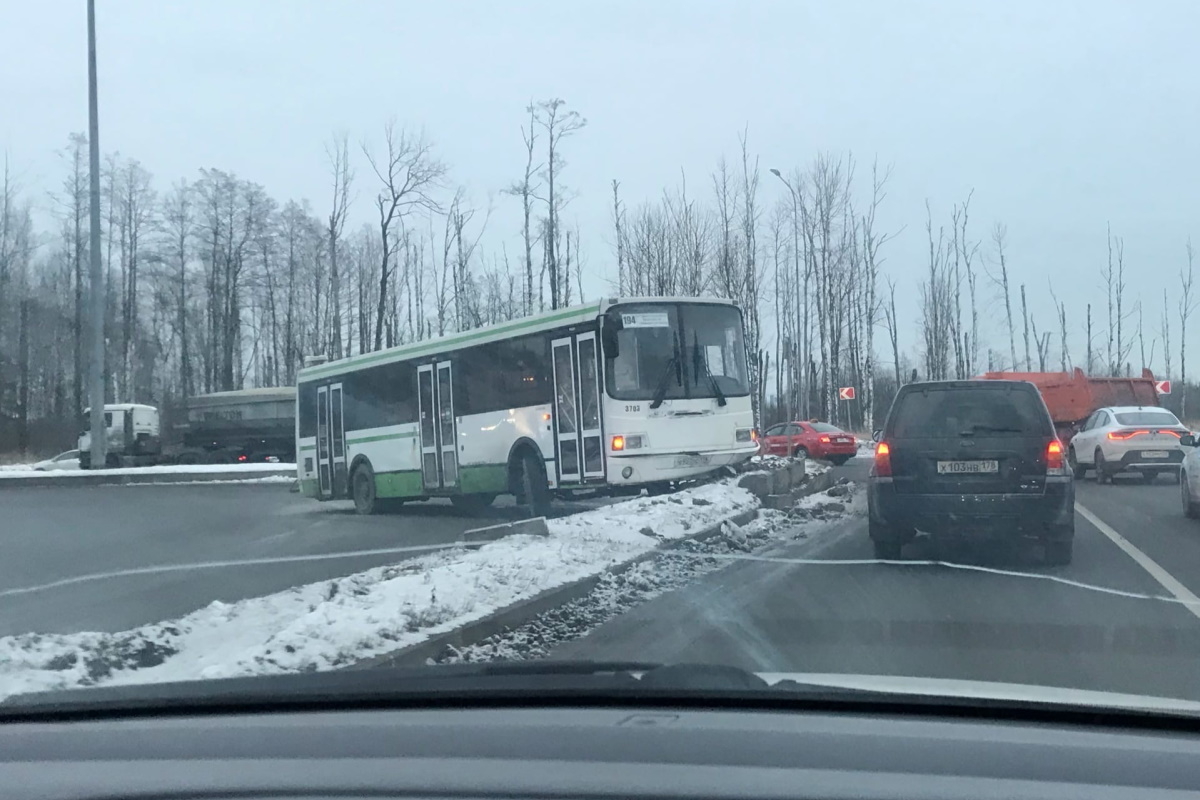 Пассажирский автобус попал в ДТП на юге Петербурга