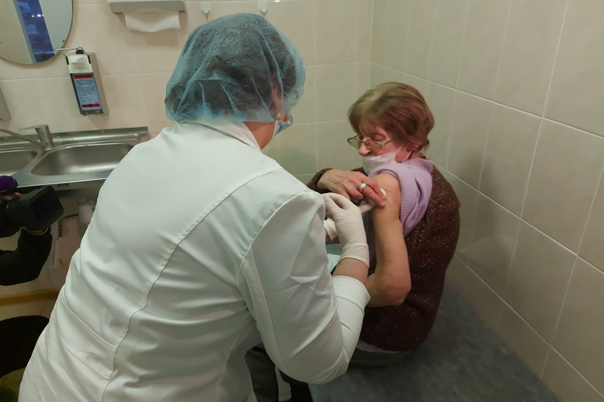 В комздраве Петербурга назвали вакцину для пожилых горожан