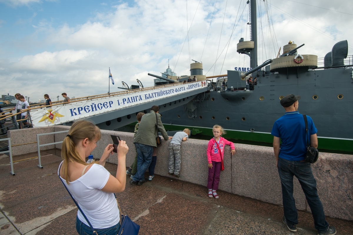 Выплаты на карту вернут туристов в Петербург