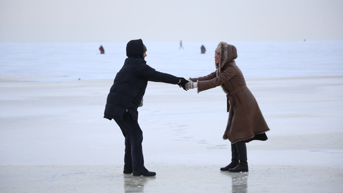 Мороз дал петербуржцам возможность прогуляться по льду каналов