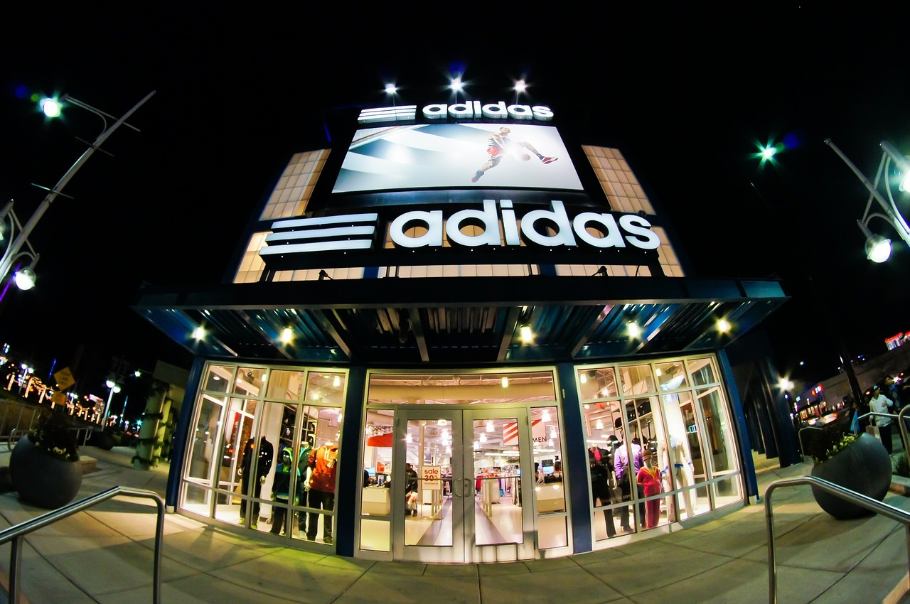 Adidas оценил потери от приостановки своего бизнеса в России
