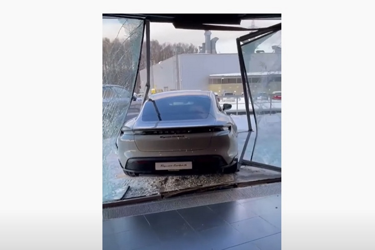 Сжегший элитный Mercedes блогер разбил машину за 13 млн рублей