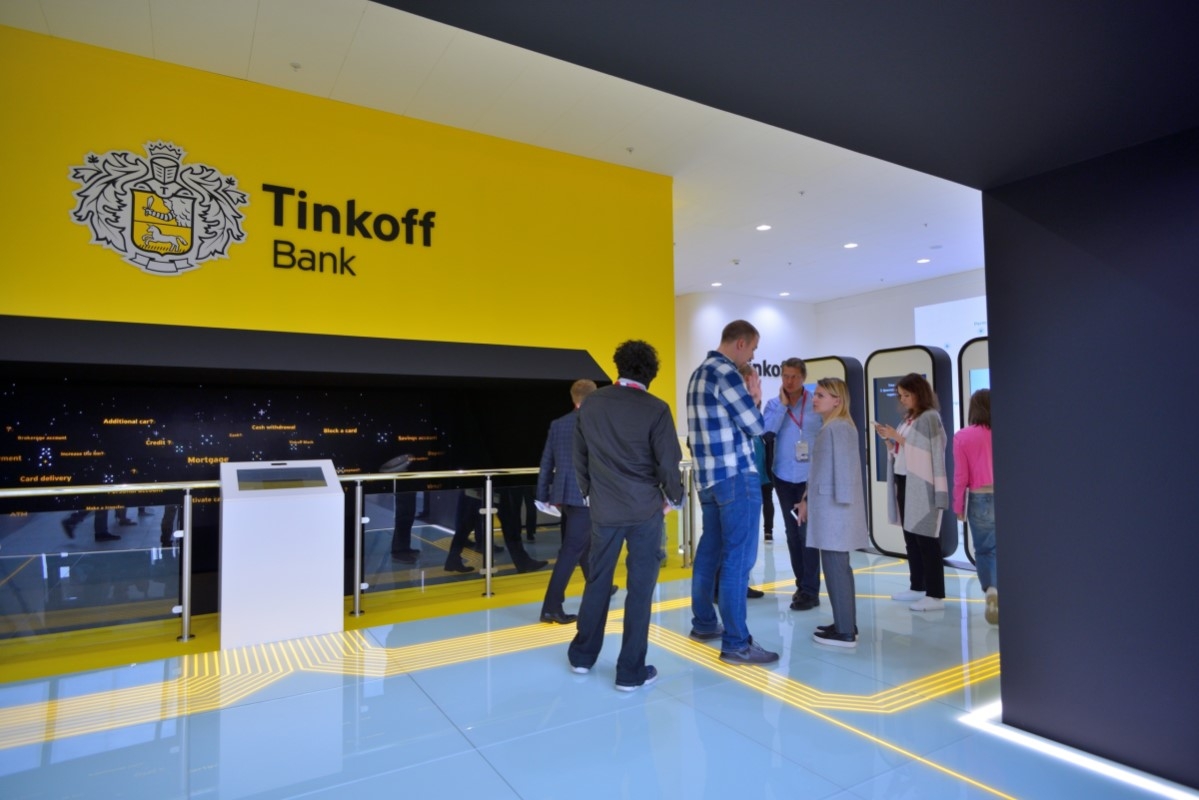 Банк Tinkoff приостановил проведение SWIFT-переводов в валюте