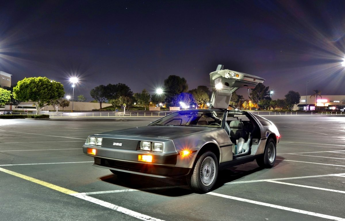 Машина времени машина часу. DELOREAN DMC-12 назад в будущее. Делориан ДМС 12 назад в будущее. Делориан назад в будущее. Делоирен назад в будущее.