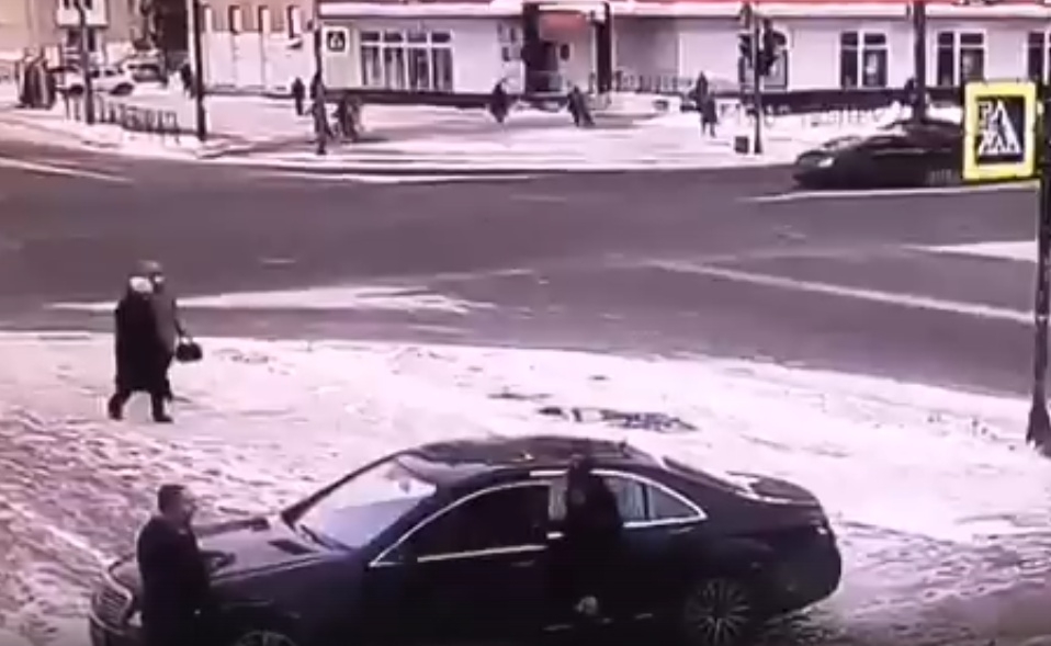 На проспекте Ветеранов водитель избил пешехода