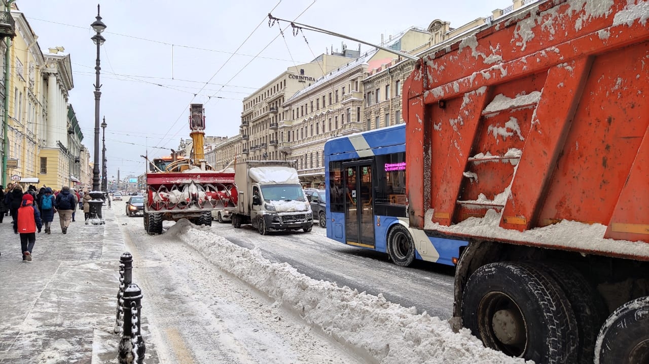 Пробки в Петербурге из-за неубранного снега достигли 10 баллов
