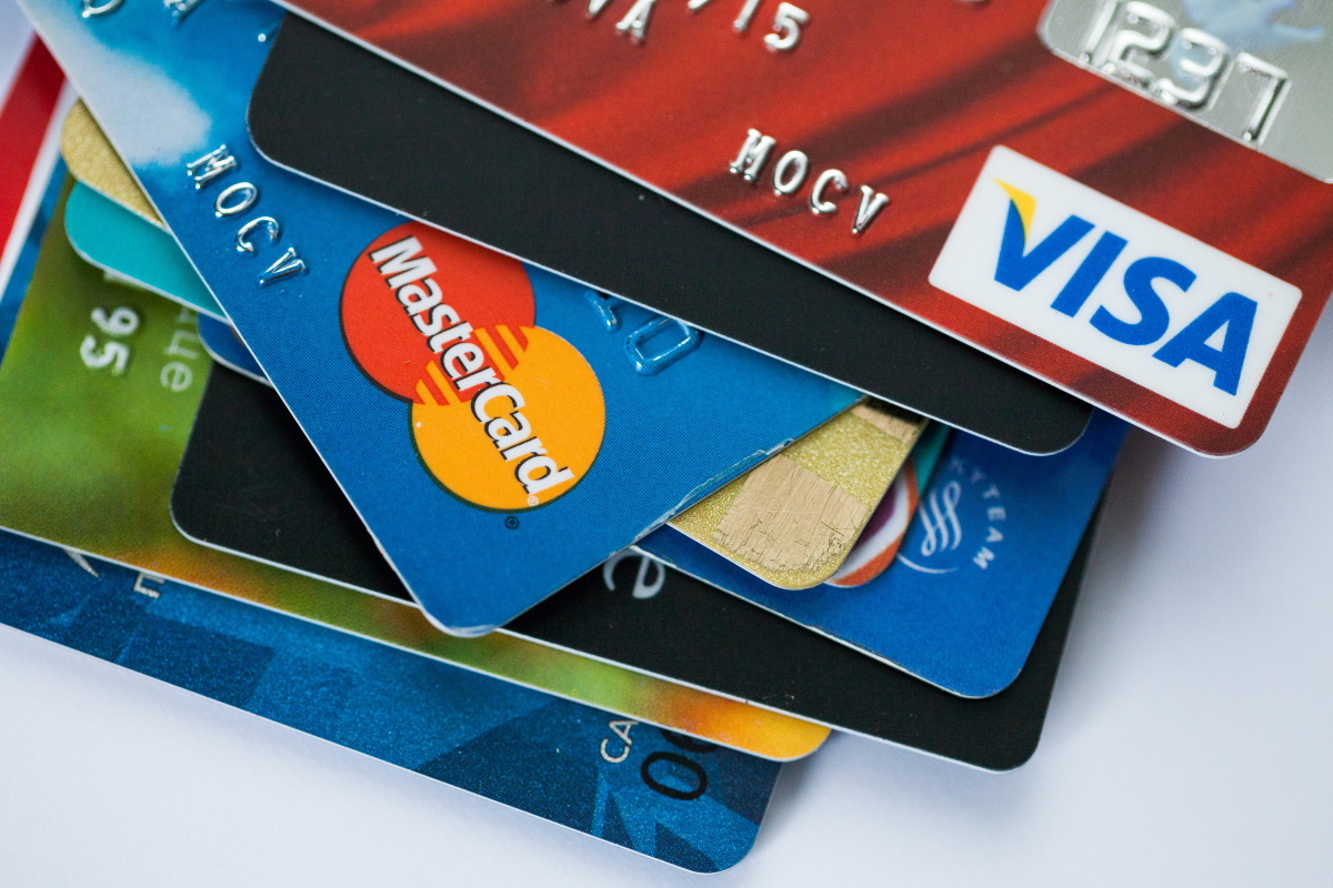 Эксперт объяснил, откуда на кредитных картах берутся неожиданные долги