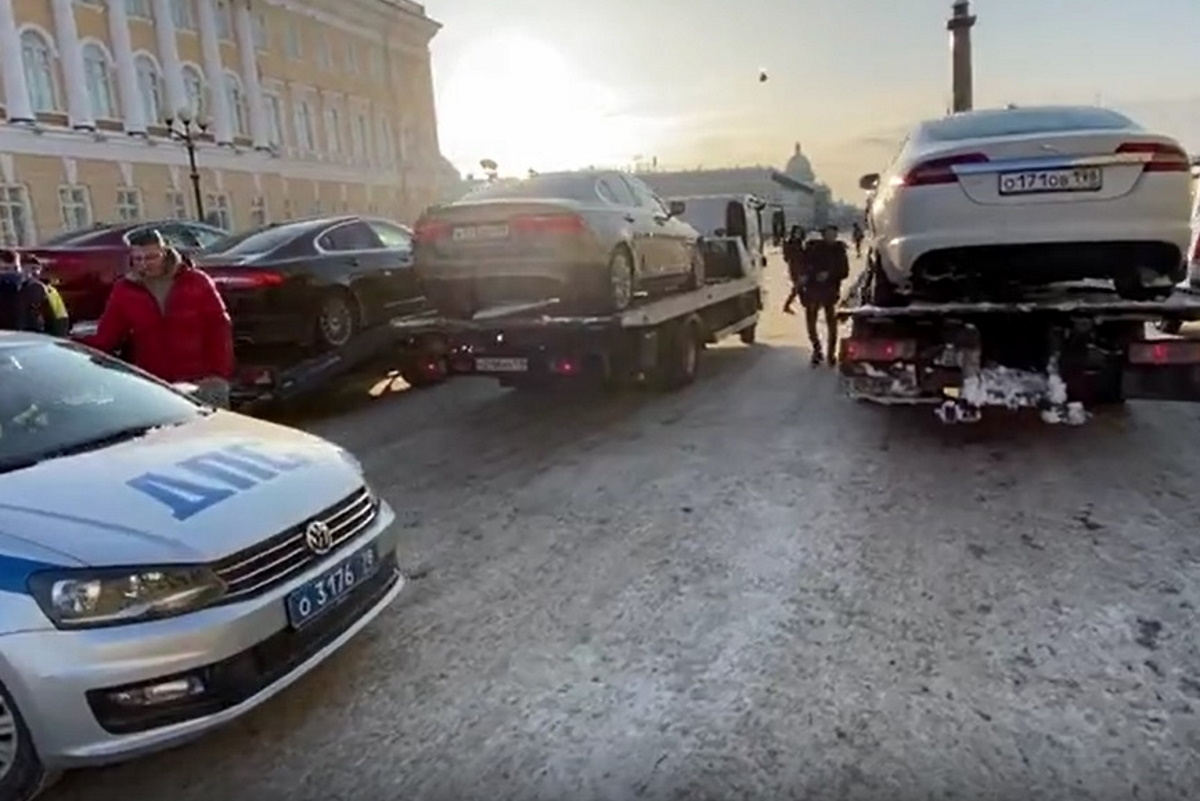 Полиция пресекла фотосессию автомобилей Jaguar в Петербурге