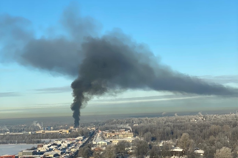 Пожар в выборгском районе спб. Пожар на Выборгском шоссе. Пожар в Парголово. Столб дыма от взрыва. Пожар в Парголово сегодня.