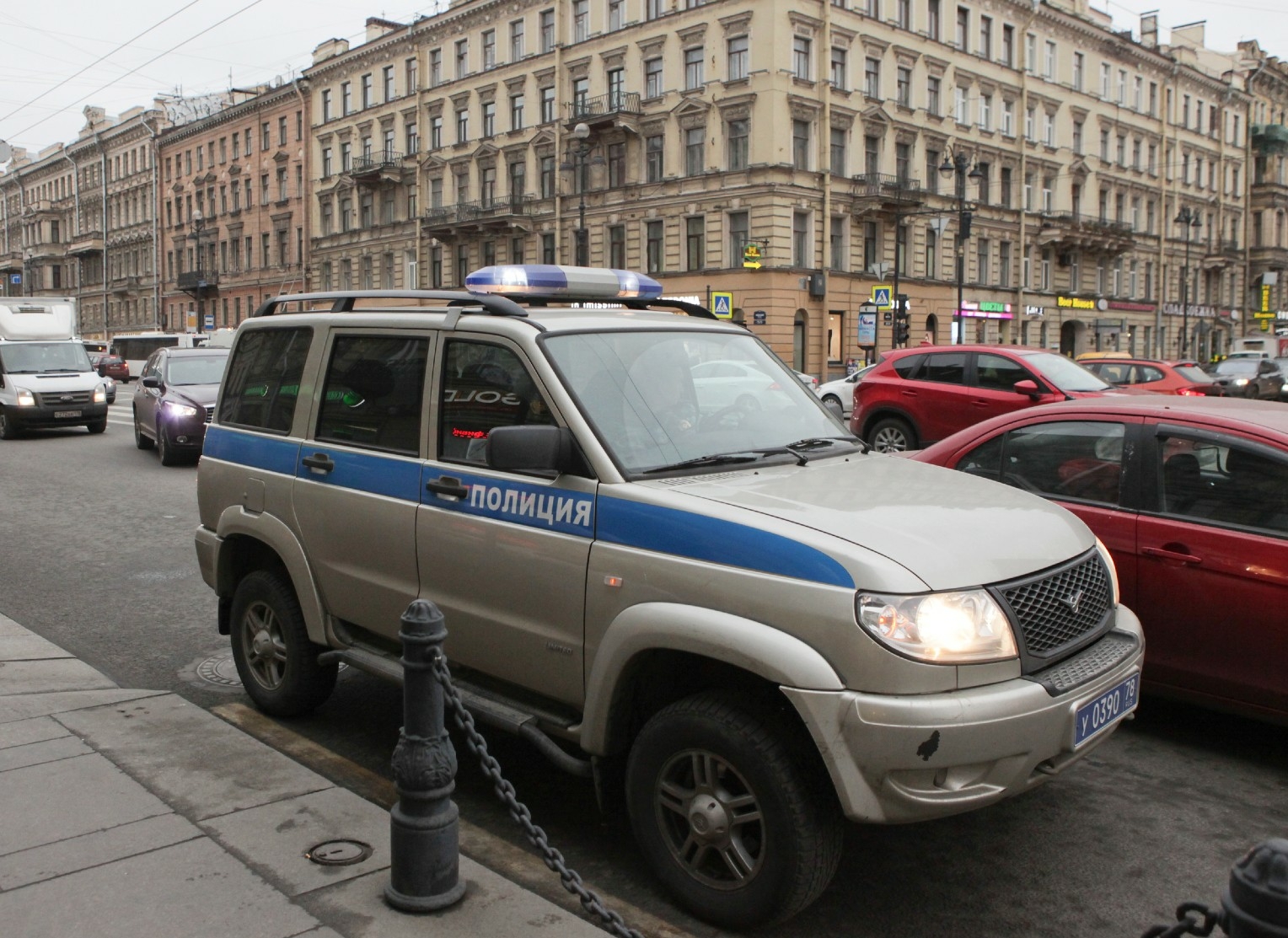 Полицейских Петербурга и задержанных посадят на колеса за 227 миллионов