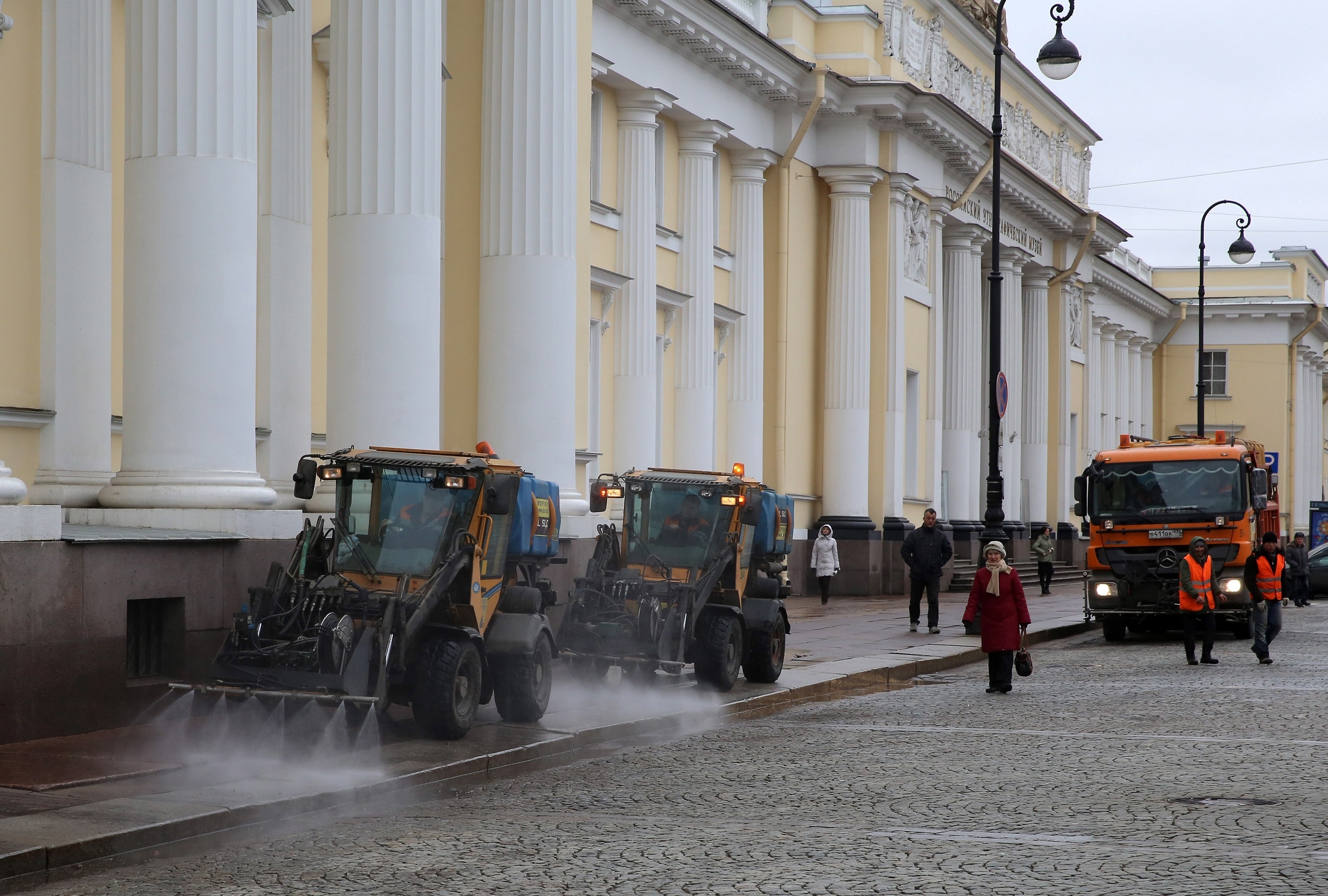 Петербург после снегопада убирали 700 машин