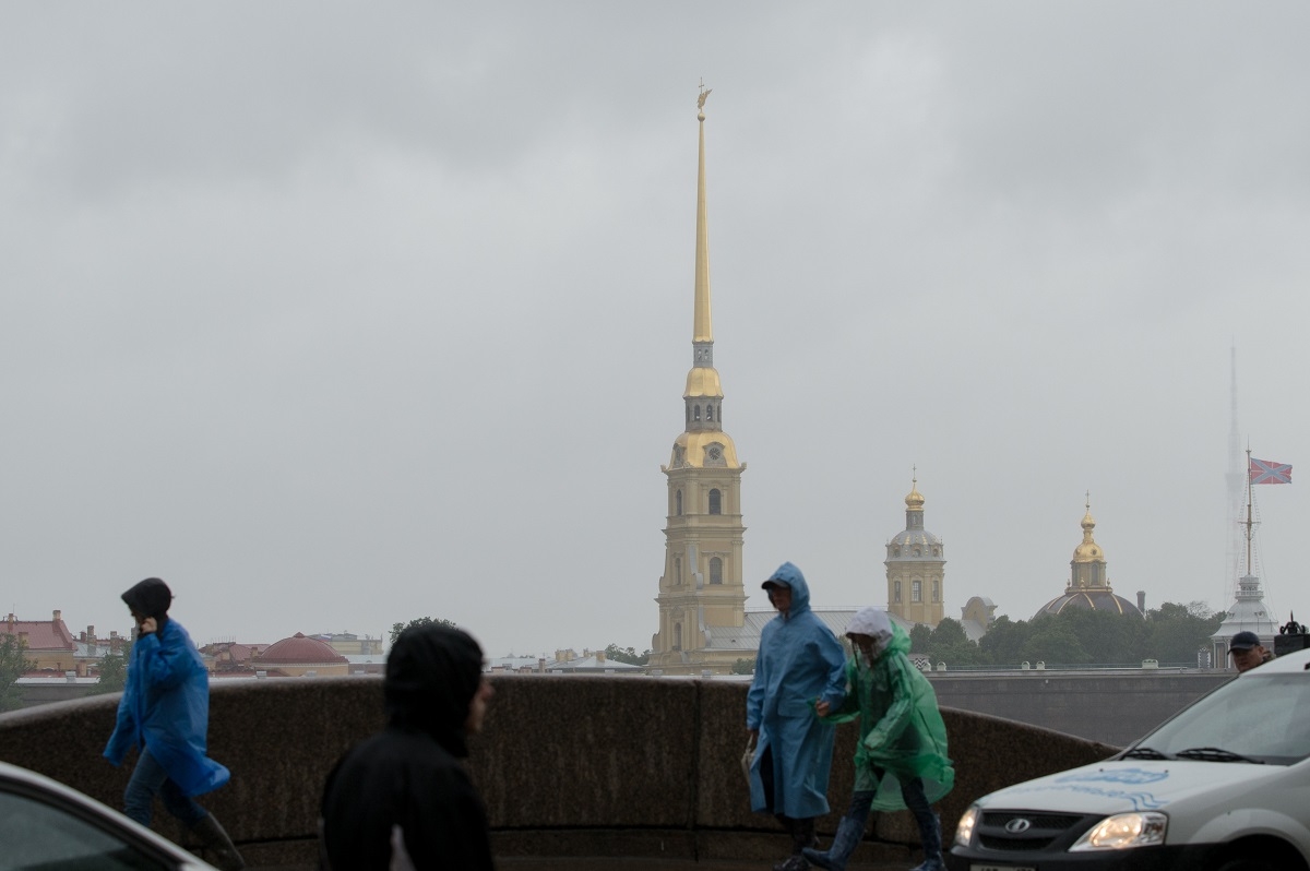 Петербуржцев предупредили о сильном ветре, дождях и похолодании в пятницу