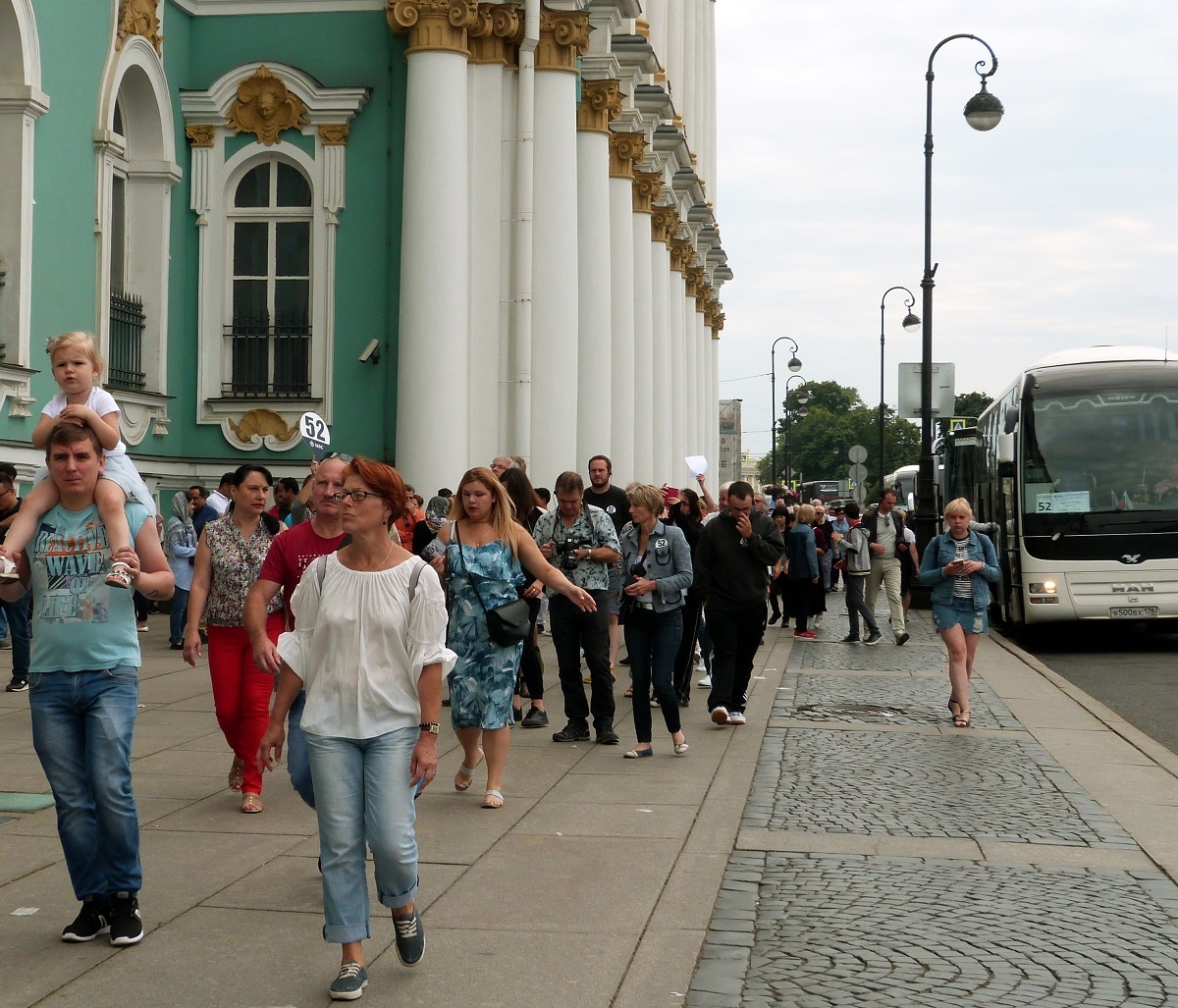 Какие люди живут в краснодаре. Туристы в Петербурге. Экскурсовод Питер. Питер фото туристов. Город Санкт Петербург живи люди.