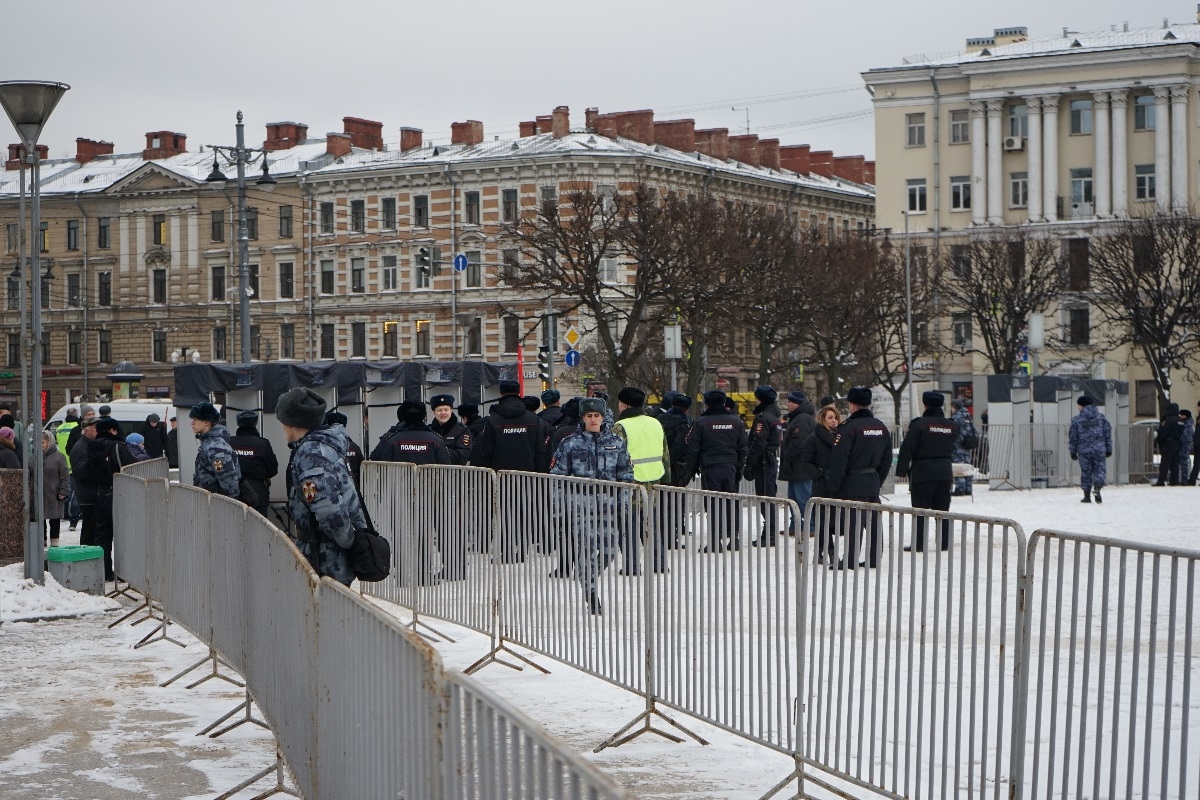 Питер закрыли. Площадь сквера. Санкт-Петербург закрывают. Скверы Петербурга. Люди на площади.