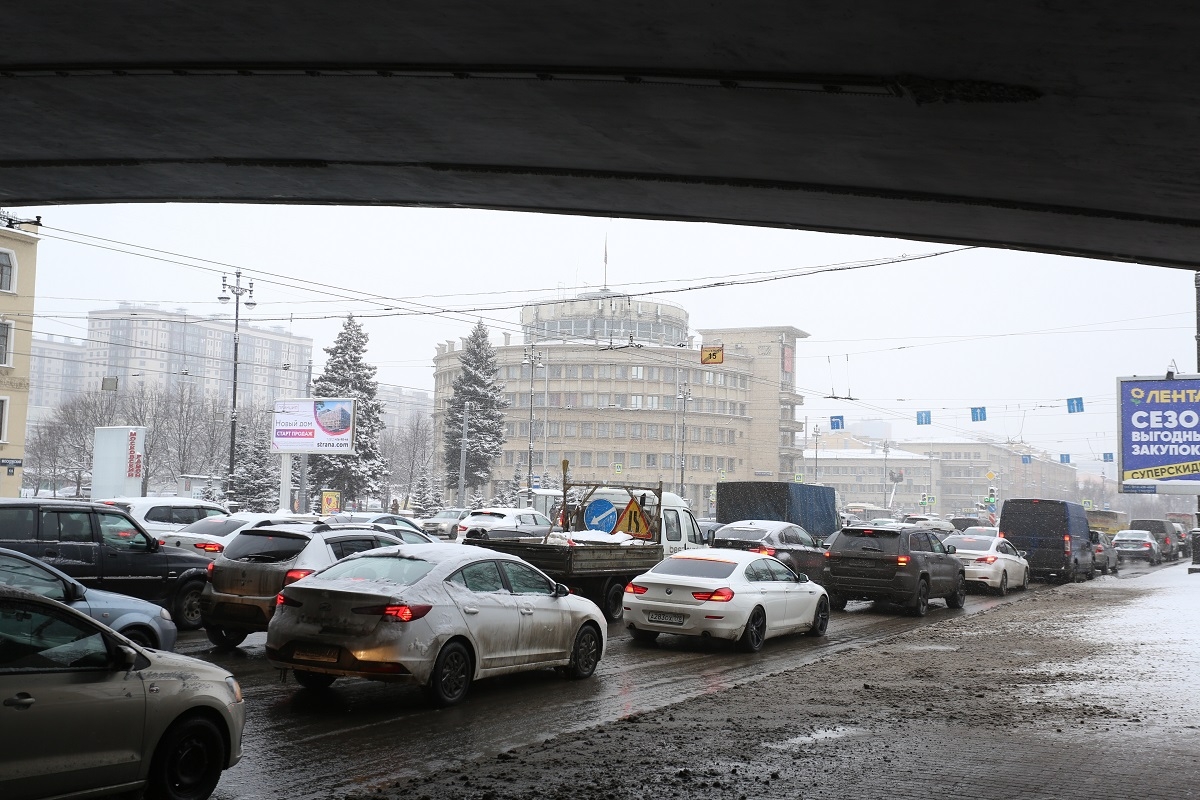 Почему пробка стоит. Автомобильная пробка в Санкт-Петербурге. Пробки на дорогах СПБ. Снегопад в Питер на дорогах. Пробки Санкт-Петербург сейчас.