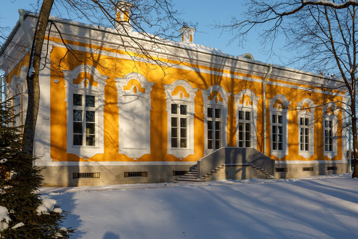 Отреставрированный дворец в Петергофе окрасили цветом образца XVIII века