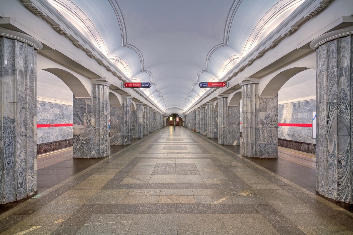 На центральных станциях метро Петербурга зажгут современные лампы вместо светильников