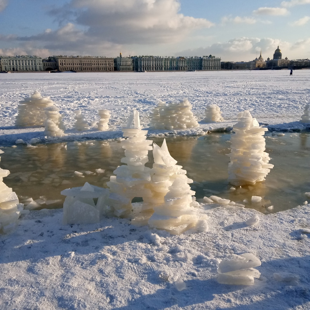 У Петропавловской крепости появились фигуры из льда