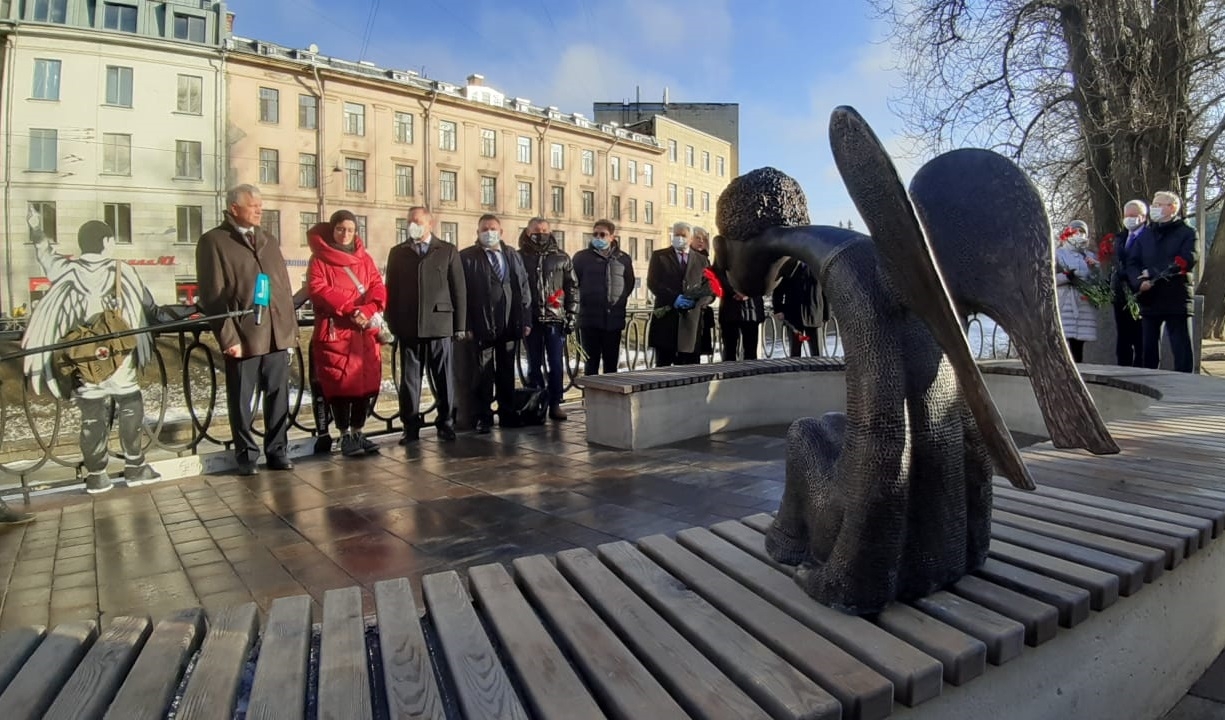 Петербург открыли. Памятник погибшим врачам СПБ. Памятник погибших от Ковида в СПБ. Памятник ковид ангел СПБ. Санкт-Петербург скульптор Шустров печальный ангел.