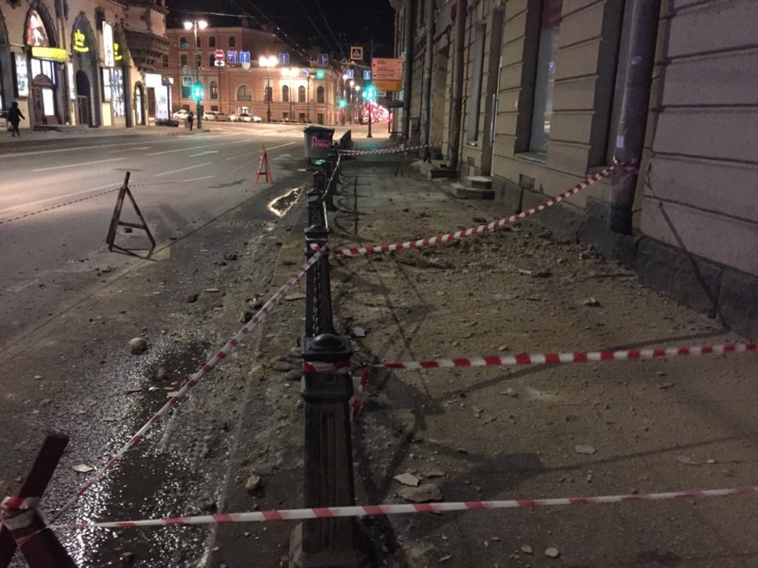 Лепнина обрушилась со здания на Большом проспекте Петроградской стороны
