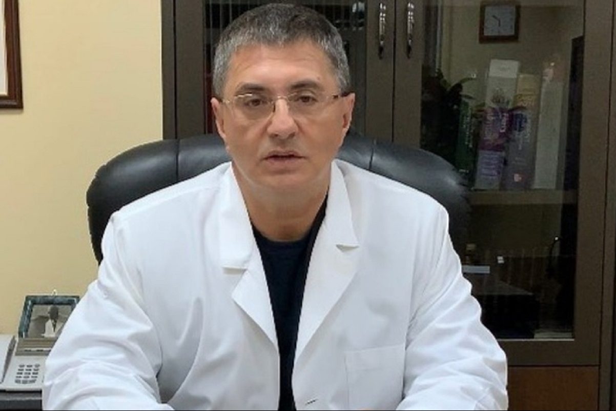 Доктор Мясников сравнил противников вакцинации от COVID-19 с геями