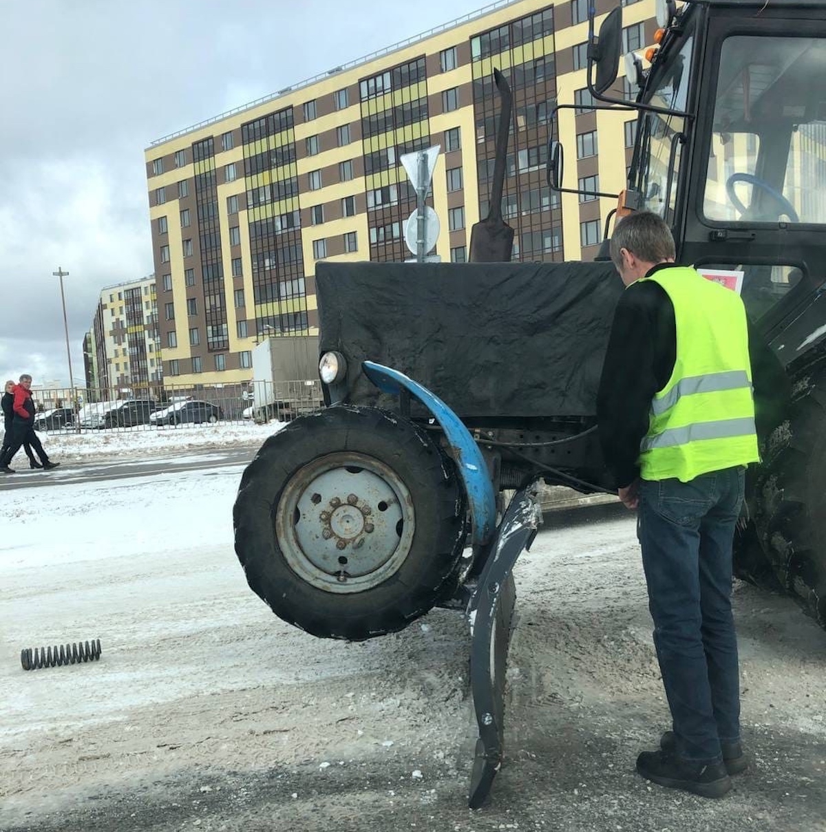 Погода в упорной. Трактор для уборки снега. Уборка снега трактором СПБ.