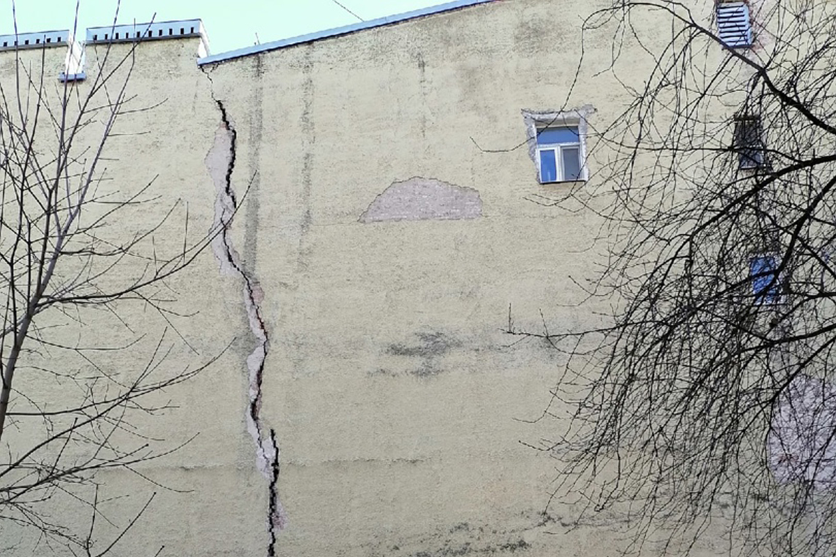 Появляются больше трещин. Улица Черняховского дом 11 трещина. Петербург трещины на жилых домах. Трещины на фасаде. Трещина на фасаде дома.