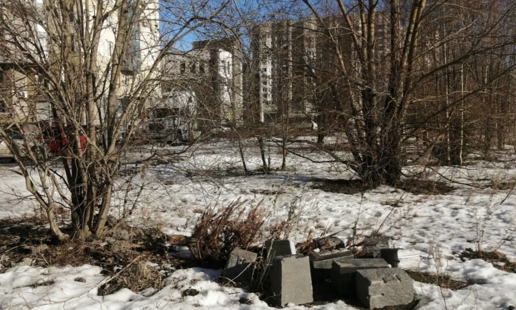 Надгробия XIX века выбросили на свалку в Петербурге