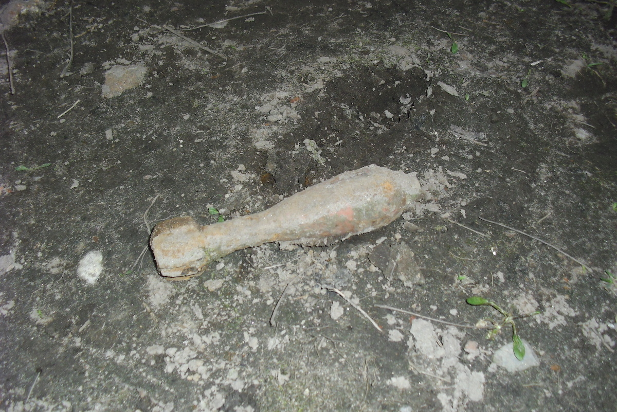 Во дворе пятиэтажки на юге Петербурга раскопали бомбу военных лет