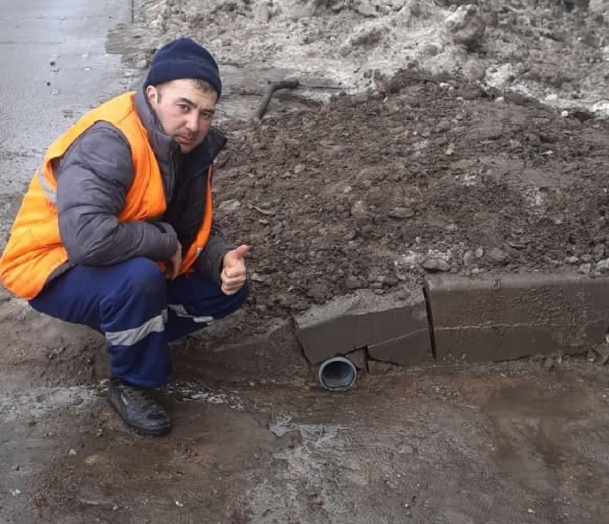 В петербурге дворник спас. Канализация дворник. Форма питерского дворника. Водоканальщик. Дворник фото бедного