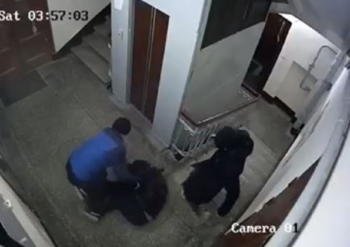 Напавших на мужчину в подъезде грабителей задержали в Петербурге