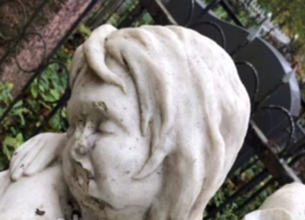 В Петербурге задержали вандала, разрушавшего скульптуры на кладбище