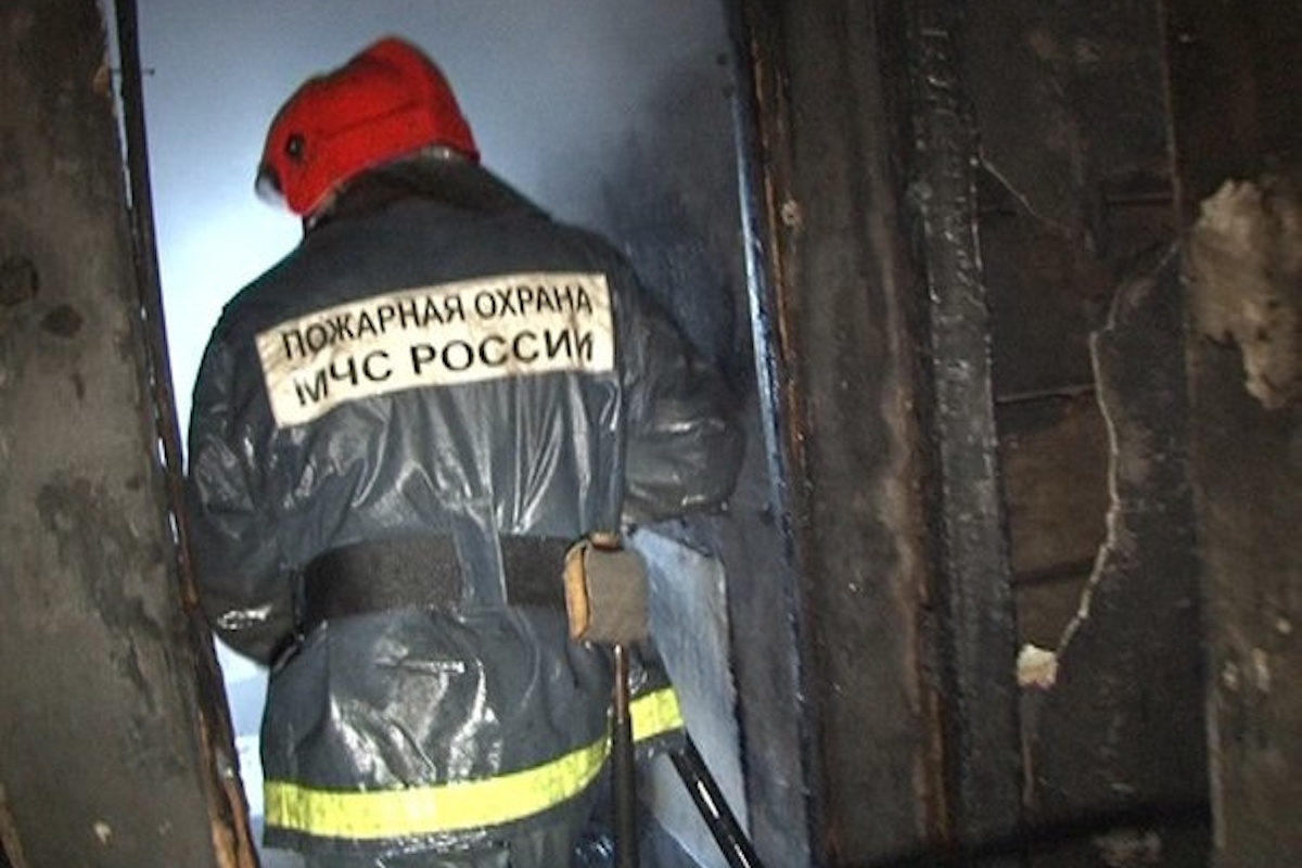 В центре Санкт-Петербурга тушат сложный пожар в «коммуналке»