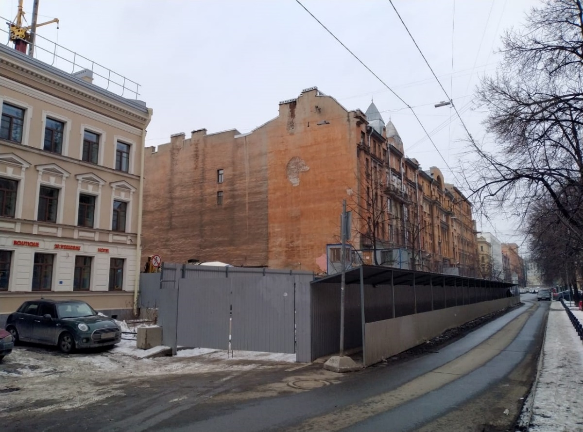 На Васильевском острове приостановили строительство семиэтажки из-за трещин в доме Чубакова