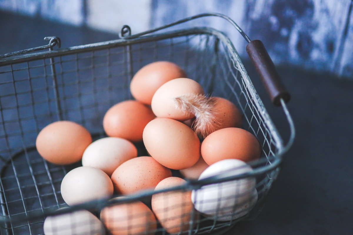 Магазины в Петербурге запасаются яйцами к Пасхе