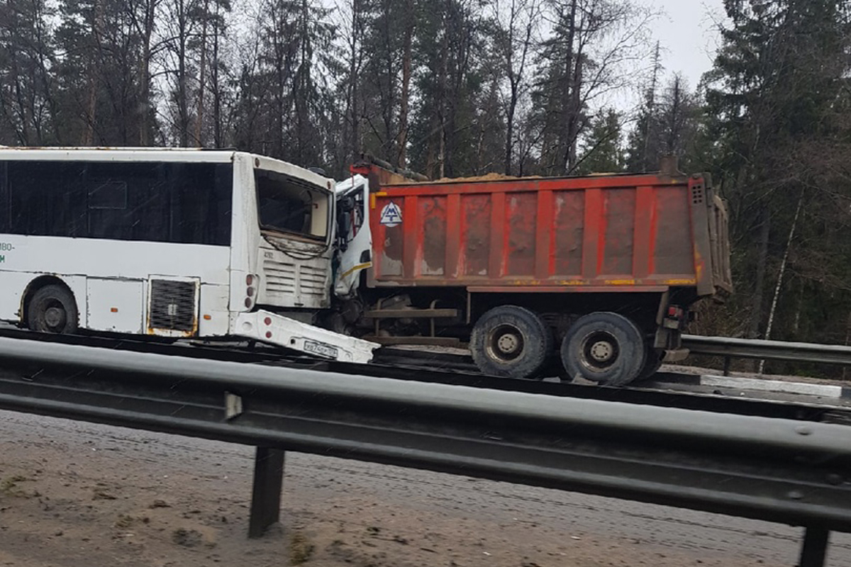 В Ленобласти грузовик протаранил четыре автомобиля и автобус
