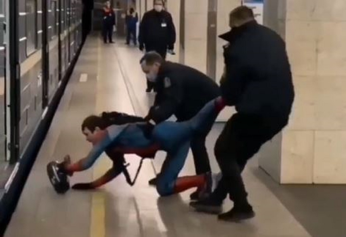 Человек-паук ехал без маски в Санкт-Петербургском метро
