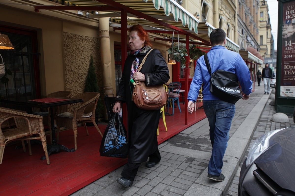 Треть петербуржцев одобряет запрет на вход в рестораны и торговые центры без справки о вакцинации